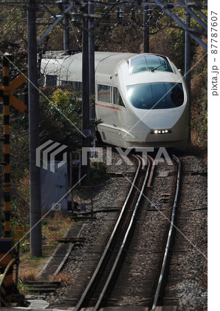 惜別！　箱根の急カーブをゆっくりと下ってくる小田急ロマンスカーVSE　三線軌条 87787607