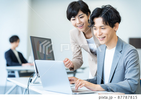 オフィスで働くビジネスパーソン 87787815