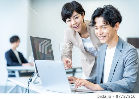 オフィスで働くビジネスパーソン 87787816