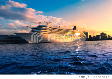 夕日に照らされた氷川丸 87787817