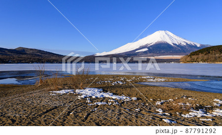 （山梨県）早朝の山中湖と富士山の絶景・冬景色 87791292