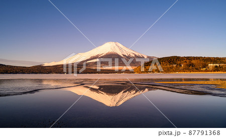 (山梨県)早朝の逆さ紅富士・山中湖からの絶景 (山梨県)早朝の逆さ紅富士・山中湖からの絶景 87791368