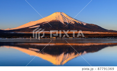 (山梨県)早朝の逆さ紅富士・山中湖からの絶景 (山梨県)早朝の逆さ紅富士・山中湖からの絶景 87791369