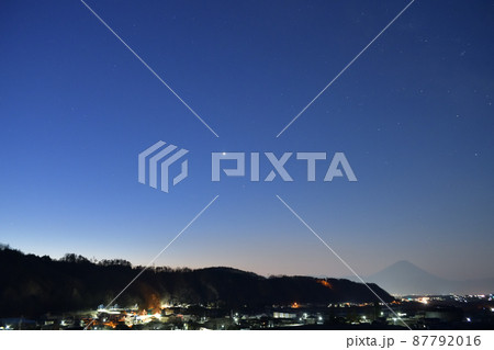 韮崎市円野町、日の出前の南東の空に金星と火星 87792016