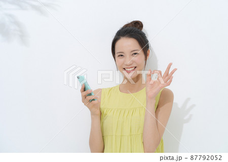 スマートフォンを持つ女性　白背景 87792052