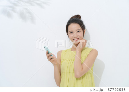 スマートフォンを持つ女性 白背景 スマートフォンを持つ女性 白背景 87792053