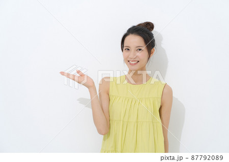 女性ポートレート 白背景 女性ポートレート 白背景 87792089