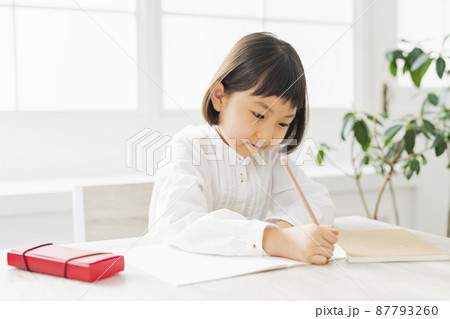 宿題をする女の子 87793260