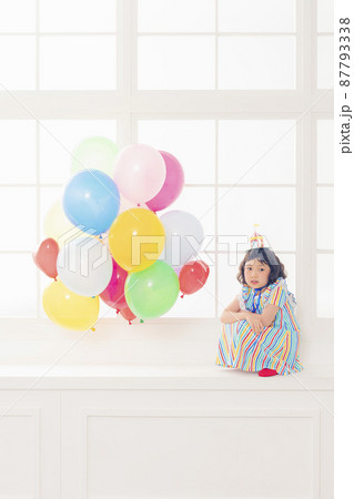 風船を持った女の子 風船を持った女の子 87793338