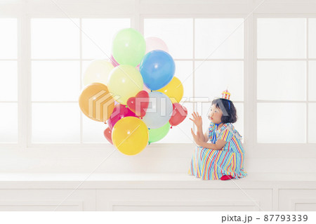風船を持った女の子 風船を持った女の子 87793339