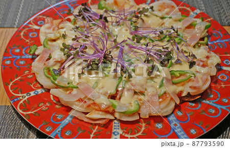 野菜入りお餅のピザ 87793590