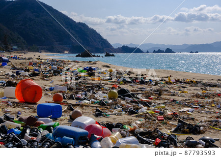 美しい水晶浜に漂着する海のゴミ 美しい水晶浜に漂着する海のゴミ 87793593