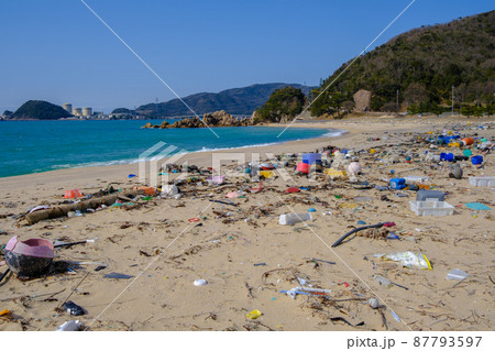美しい水晶浜に漂着する海のゴミ 87793597