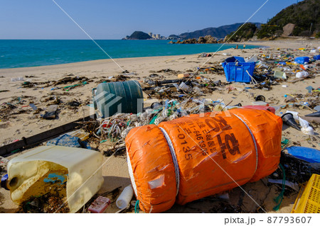 美しい水晶浜に漂着する海のゴミ 美しい水晶浜に漂着する海のゴミ 87793607