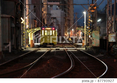 早朝の街を行き来する阪堺電気鉄道の路面電車_2021/11/27撮影 早朝の街を行き来する阪堺電気鉄道の路面電車_2021/11/27撮影 87793927