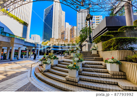 東京　港区赤坂の都市風景　アークヒルズ アーク・カラヤン広場 87793992