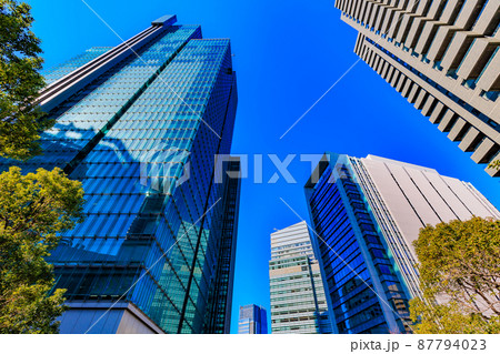 東京　港区六本木の都市風景　泉ガーデンタワーとアークヒルズ サウスタワー 87794023