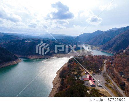 秋の御母衣湖 2021年11月撮影 空撮 秋の御母衣湖 2021年11月撮影 空撮 87795002