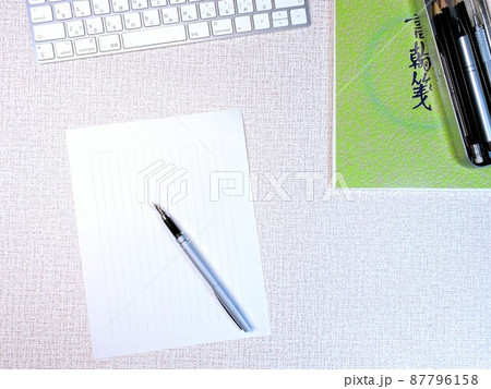 手紙　便箋と万年筆　時候の挨拶 87796158