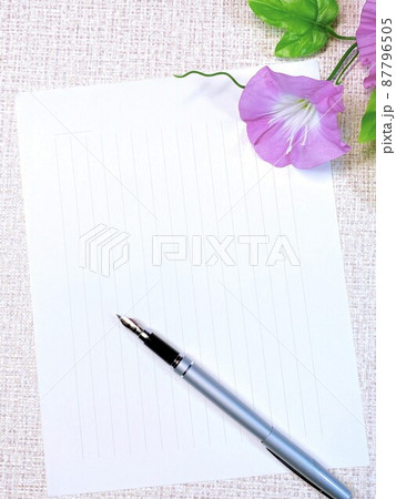 手紙　夏　時候の挨拶　便箋と万年筆　朝顔　縦位置 87796505