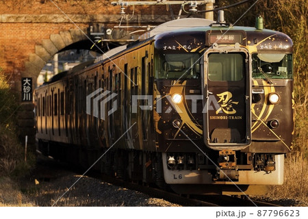 トンネルをくぐる忍者列車(113系) トンネルをくぐる忍者列車(113系) 87796623
