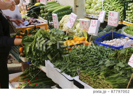 香港の市場の野菜。中国野菜と西洋野菜が混在して売られている 87797002