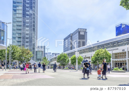 横浜桜木町の都市風景　桜木町駅 87797010