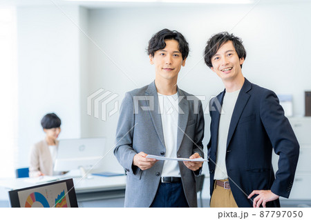 オフィスで働くビジネスパーソン オフィスで働くビジネスパーソン 87797050