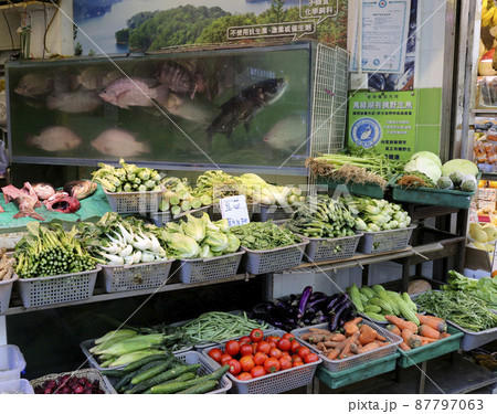 香港の市場の野菜。中国野菜と西洋野菜が混在して売られている 香港の市場の野菜。中国野菜と西洋野菜が混在して売られている 87797063
