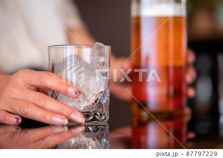 お酒をつくる女性の手元　BAR 87797229