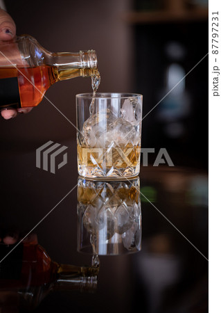 グラスに注がれるウィスキー　whiskey 87797231