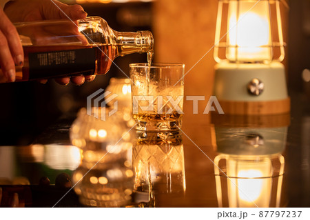 グラスに注がれるウィスキー　whiskey 87797237
