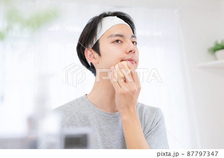 メンズビューティ　ファンデーションを塗る 87797347