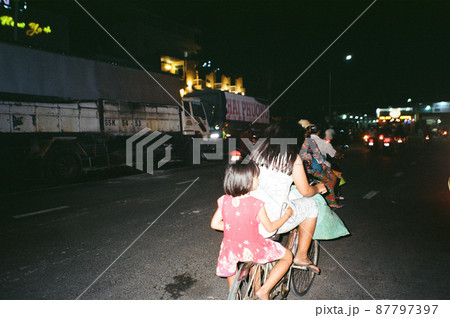 仲良く買い出し姉妹 87797397