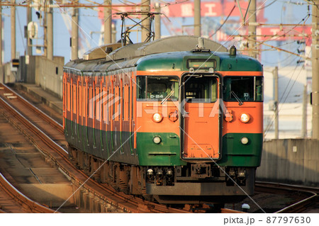 宇多津駅に入線する115系湘南色（JR西日本） 87797630