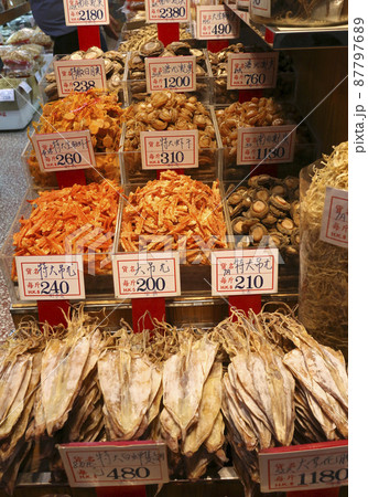 香港・徳輔道西の乾物店で売られる干しエビ（奥中央）とスルメ（手前）スルメはスープのダシに使う 87797689