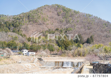 粟生野橋バス停付近にある新的場橋から見た景色(山梨県甲州市) 粟生野橋バス停付近にある新的場橋から見た景色(山梨県甲州市) 87797804