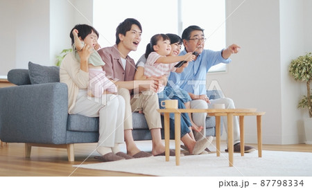 テレビを見る三世代家族 87798334