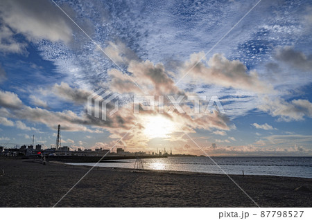 沖縄　宜野湾の夕暮れ 87798527