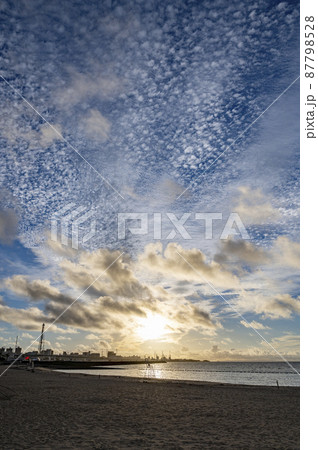 沖縄　夕暮れ時の宜野湾の空 87798528