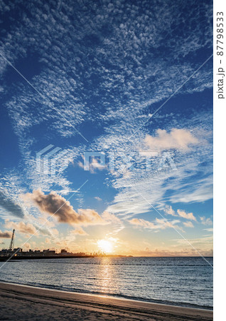 沖縄　宜野湾の幻想的な夕方の空 87798533