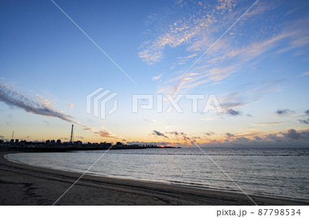 沖縄　日没直後の宜野湾の海 87798534
