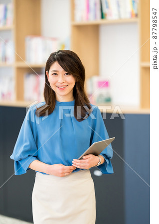 女性とオフィス 87798547