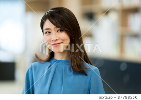 女性とオフィス 87798550