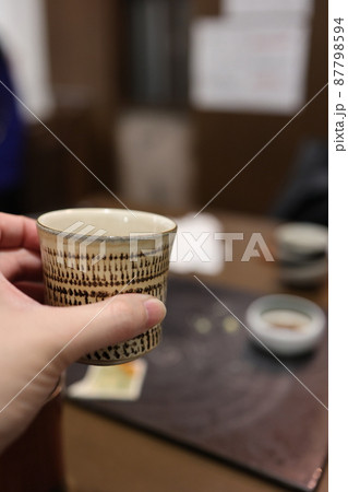 お猪口で日本酒を飲む 87798594