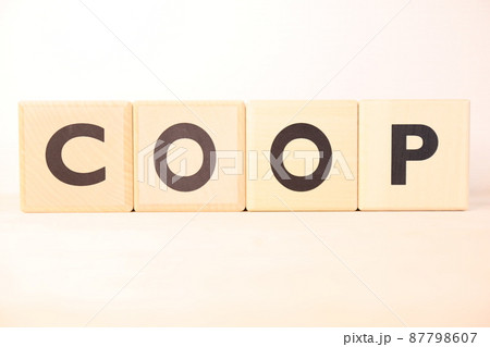 COOP（コープ・生協）の木製のアルファベットブロック（ロゴ・アイコン・テキスト） 87798607