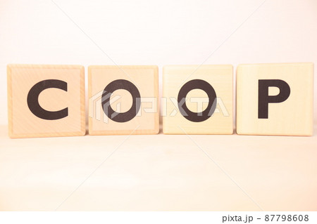 COOP（コープ・生協）の木製のアルファベットブロック（ロゴ・アイコン・テキスト） 87798608