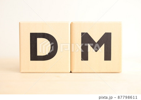 DM（ディーエム・ダイレクトメール）の木製のアルファベットブロック（ロゴ・アイコン・テキスト） 87798611