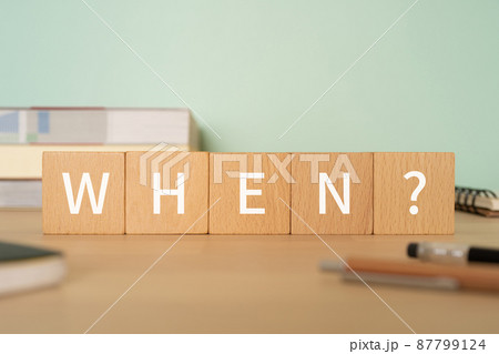 「WHEN?」と書かれた積み木、本、ノート、ペン 「WHEN?」と書かれた積み木、本、ノート、ペン 87799124