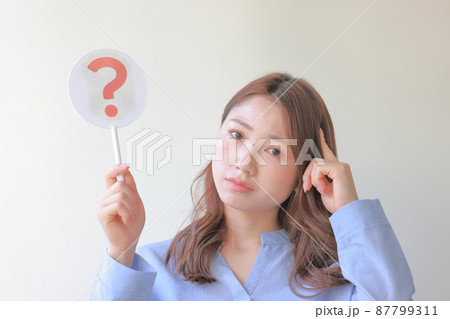 はてなのプレートを持ち悩んでいる女性2 はてなのプレートを持ち悩んでいる女性2 87799311